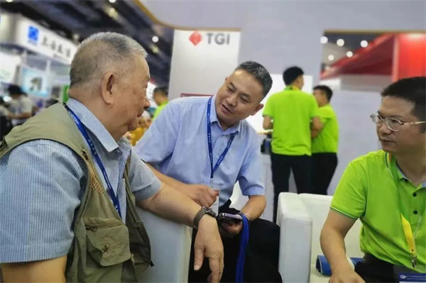 中国复合材料工业协会特邀顾问，中国SMC之父，黄家康到澳门沙金展台交流指导