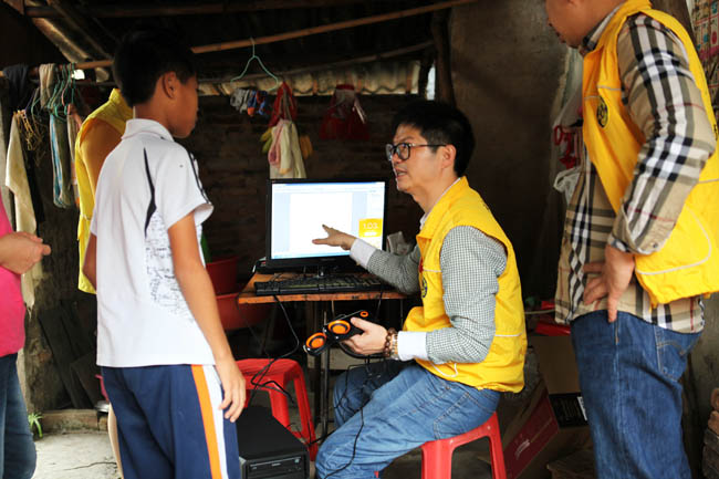 广州澳门沙金参与化龙助学活动捐助优秀学生新电脑